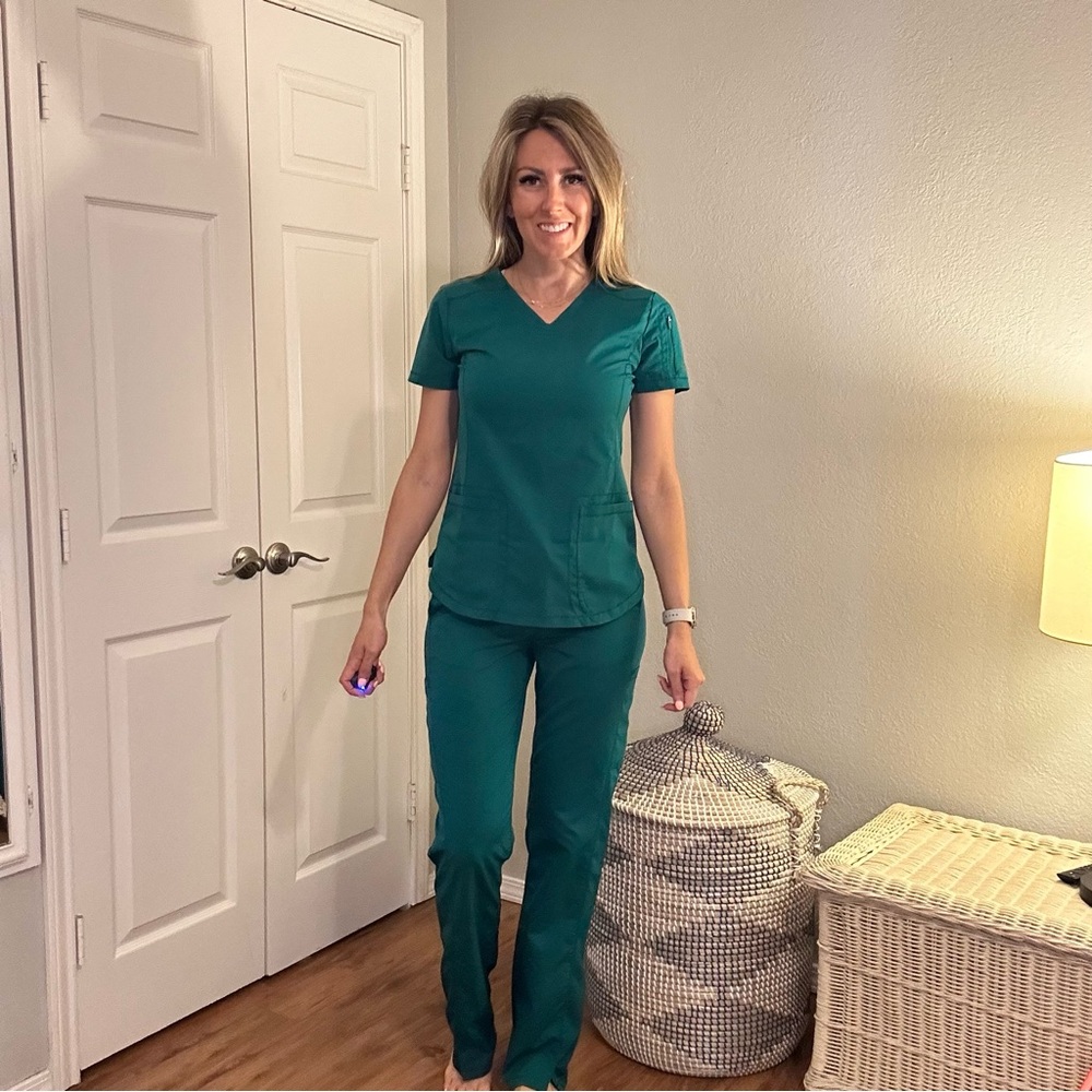 Dickies Dynamix xsmall v neck scrub top hunter green